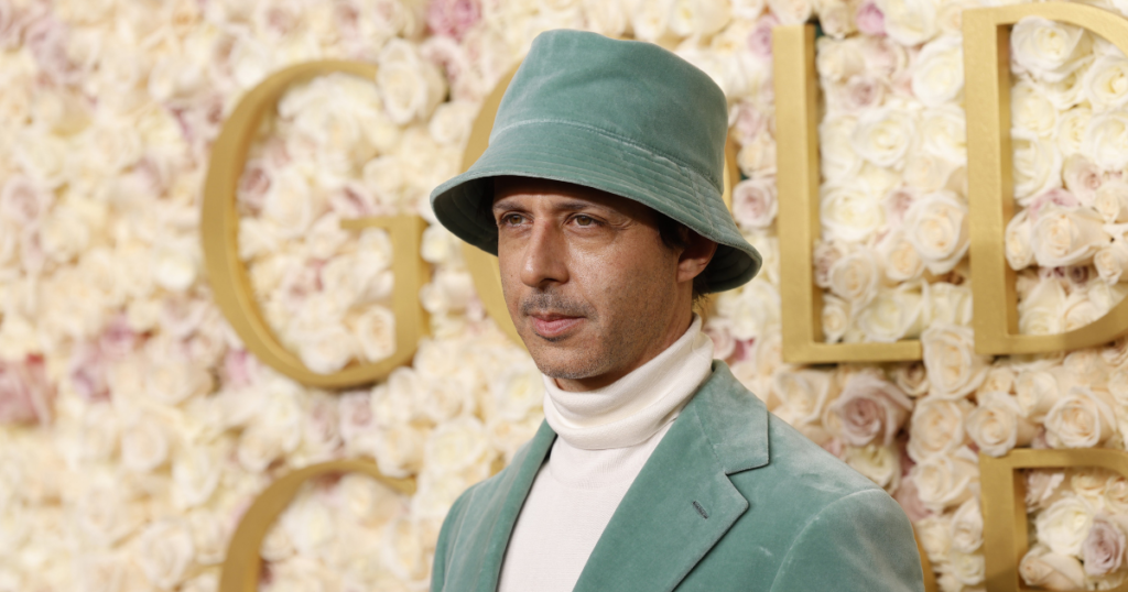 Jeremy Strong bucket hat Golden Globes