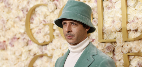 Jeremy Strong bucket hat Golden Globes