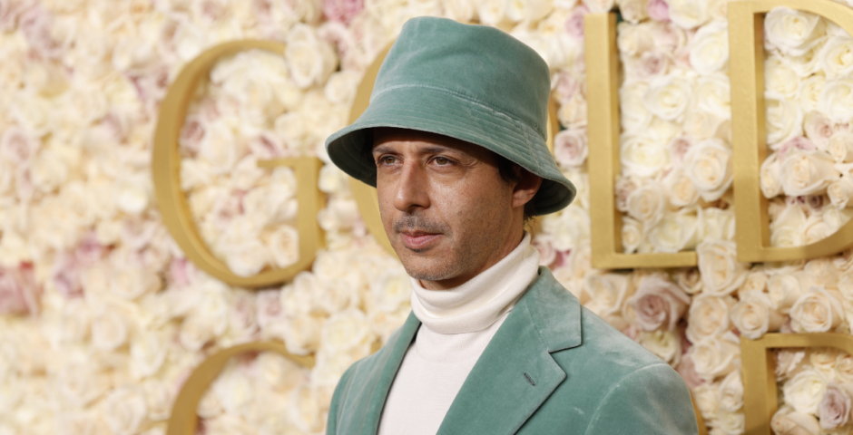 Jeremy Strong bucket hat Golden Globes