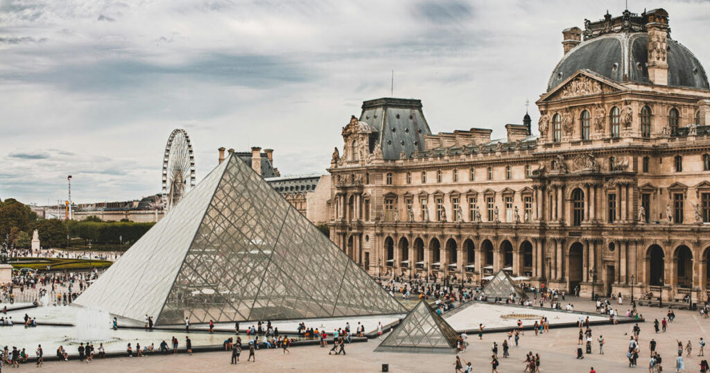 Louvre robbery minute
