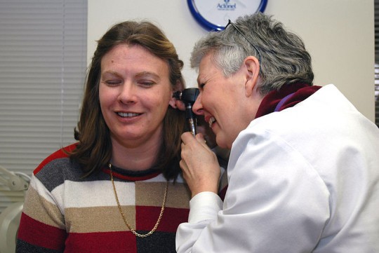 800px-Doctor_examines_patient's_ear
