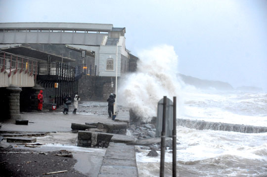 SWNS_STORM_DAWLISH_04