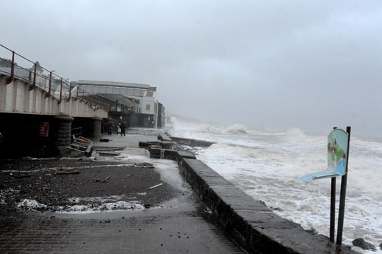 SWNS_STORM_DAWLISH_06