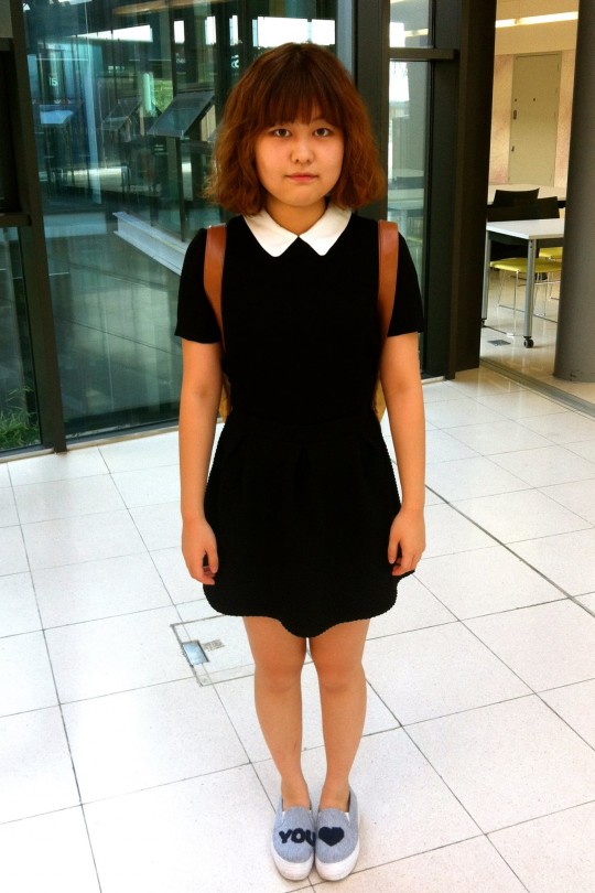 Amy is channeling a modern 60’s look.