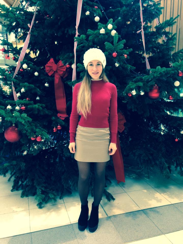 Anne-Sophie looks very festive in her bright red top. All ready for Christmas!