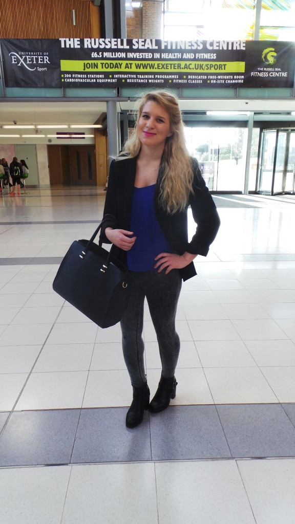 Combining black with a popping blue top and a chic pink lipstick Aleks makes the toplist without doubt. Course: Law Any trends spotted around campus? Yes there's a lot of gym wear around, probably because of all New Year's resolutions.