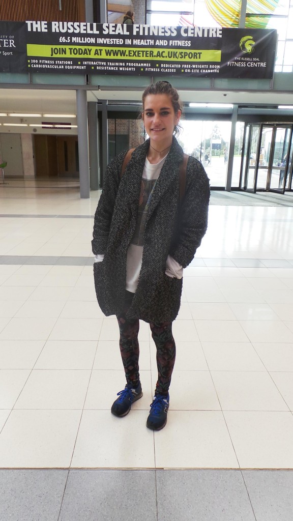 With a chill, touching-on-grunge outfit we love Sarah's casual style.