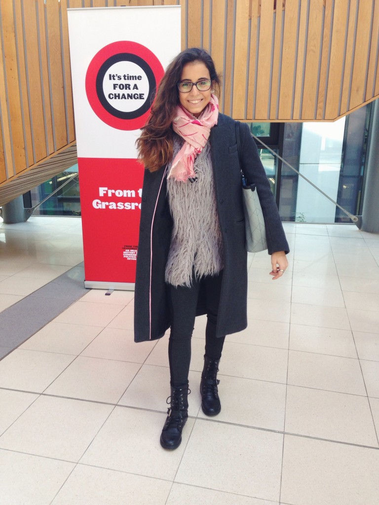 Joana layers it up with some chic shaggy fur and a long trench coat! Keepin' it real & practical!