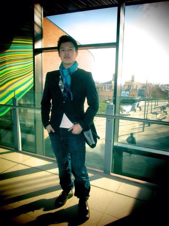 Matching a scarf with a blazer is no easy task, but Minh Tri Le pulls it off with style.