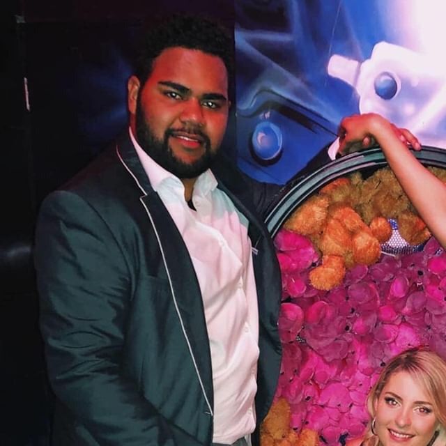Image may contain: Rose, Blazer, Jacket, Head, Flower Bouquet, Flower Arrangement, Female, Dress, Coat, Suit, Overcoat, Face, Clothing, Apparel, Petal, Flower, Blossom, Plant, Person, Human
