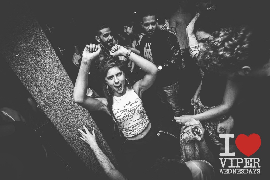 put yo hands in the air