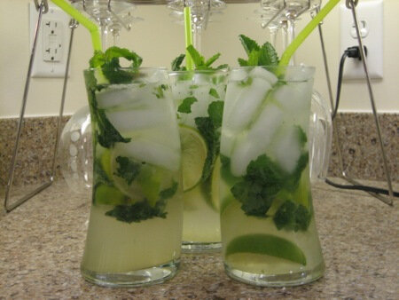 girl drinks article - mojitos