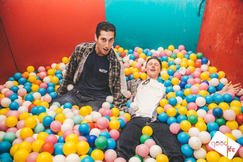 Throwback ball pit