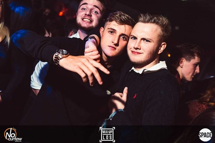 photobomb