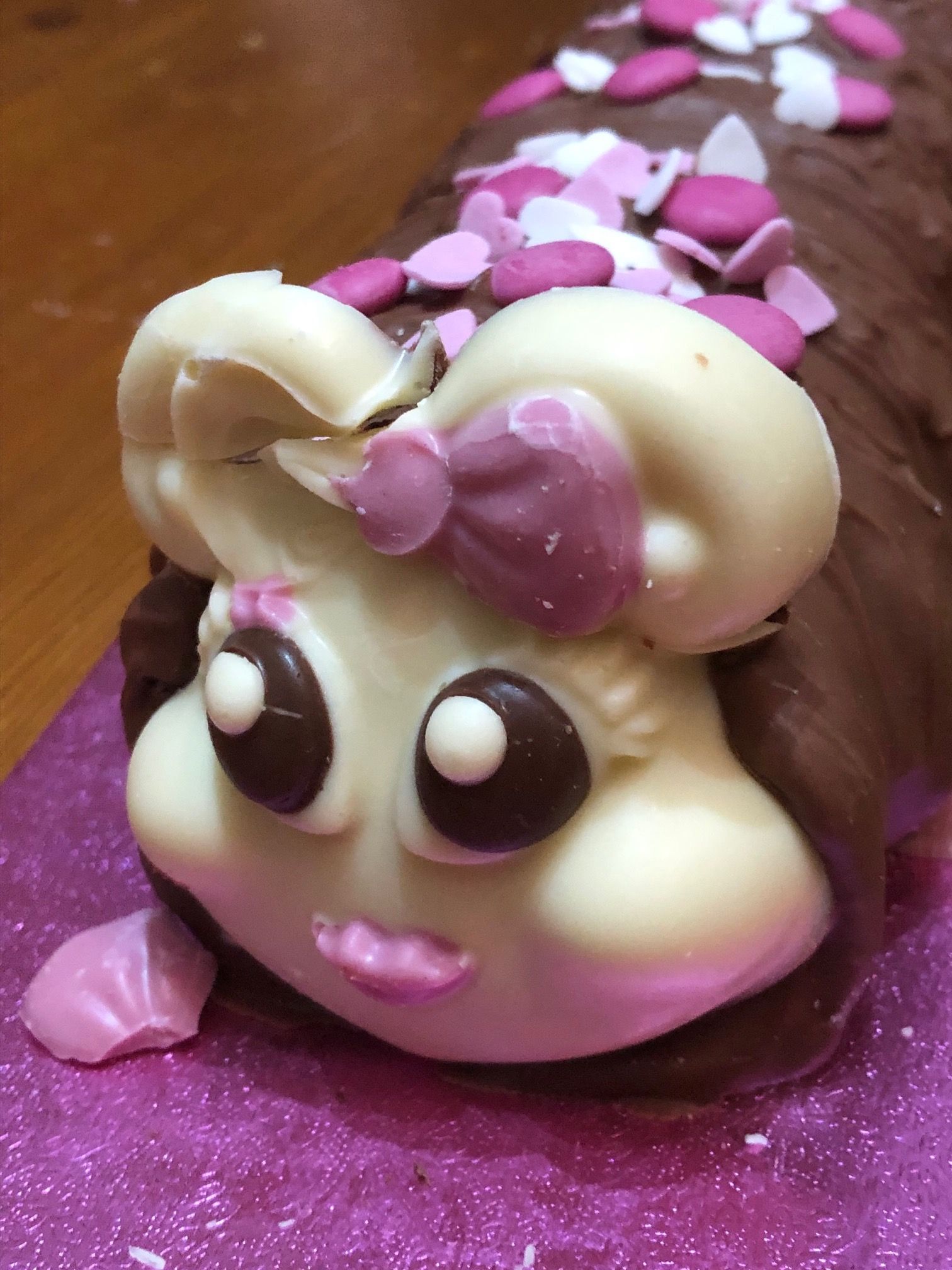 Image may contain: Birthday Cake, Icing, Cake, Cream, Creme, Dessert, Sweets, Confectionery, Food