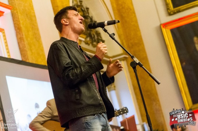 Alex Evans performing 'Rise and Fall'