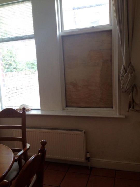 Robbers punched through bottom window to open the top one