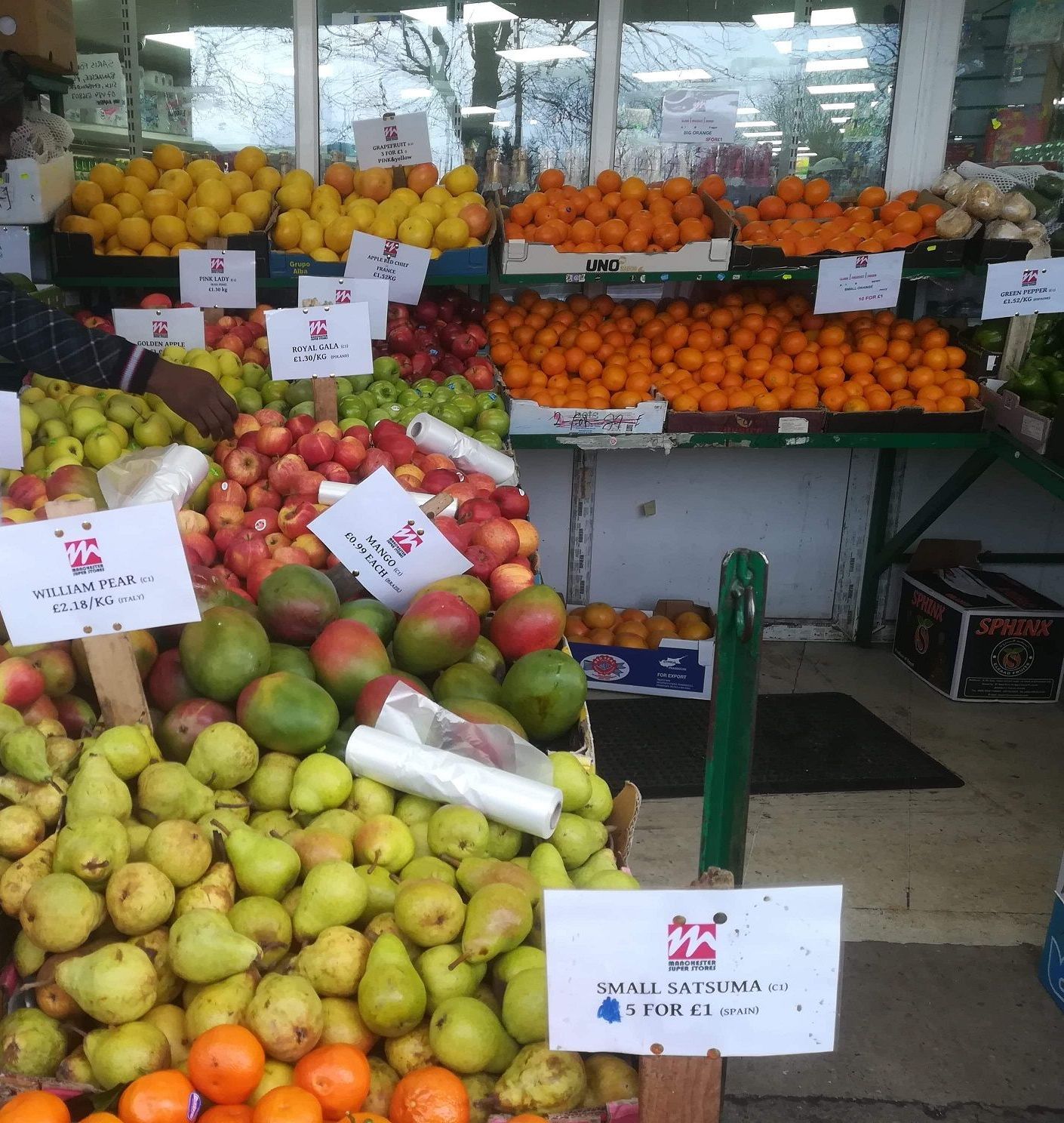 Image may contain: Apple, Market, Fruit, Citrus Fruit, Food, Plant