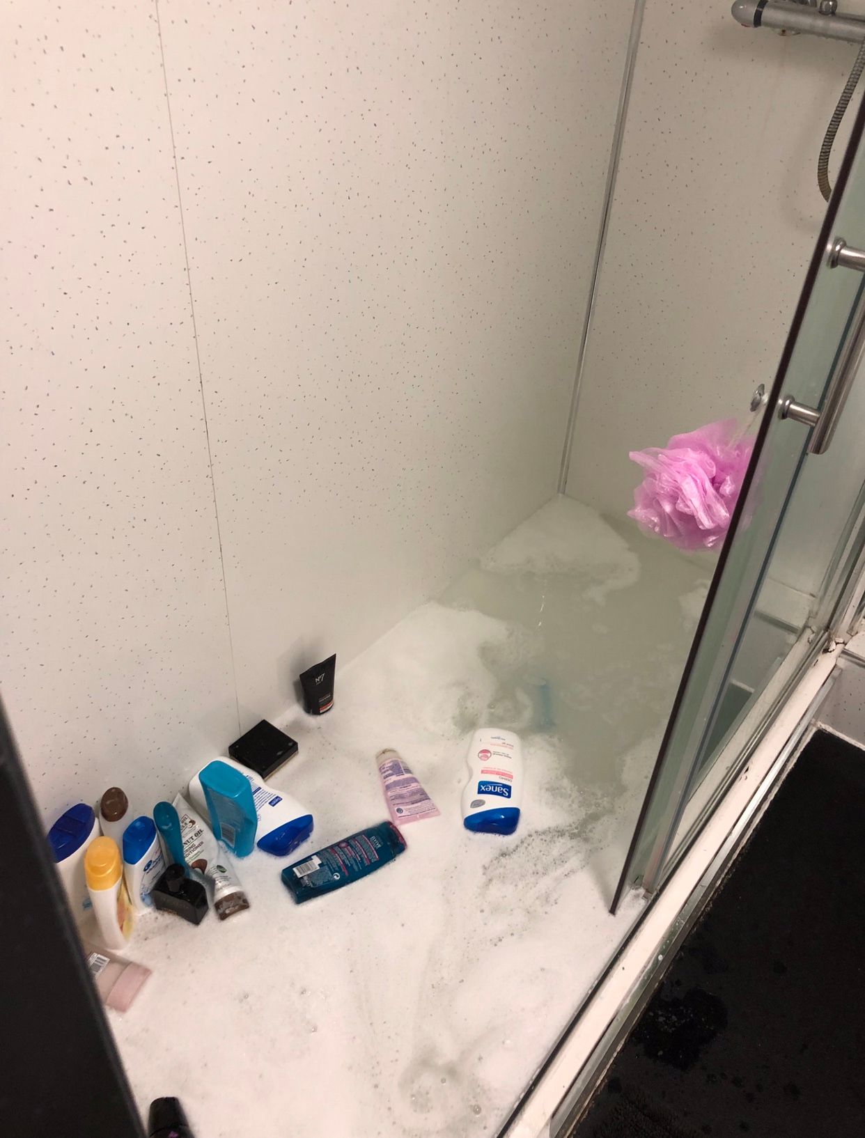 Image may contain: Tub, Room, Indoors