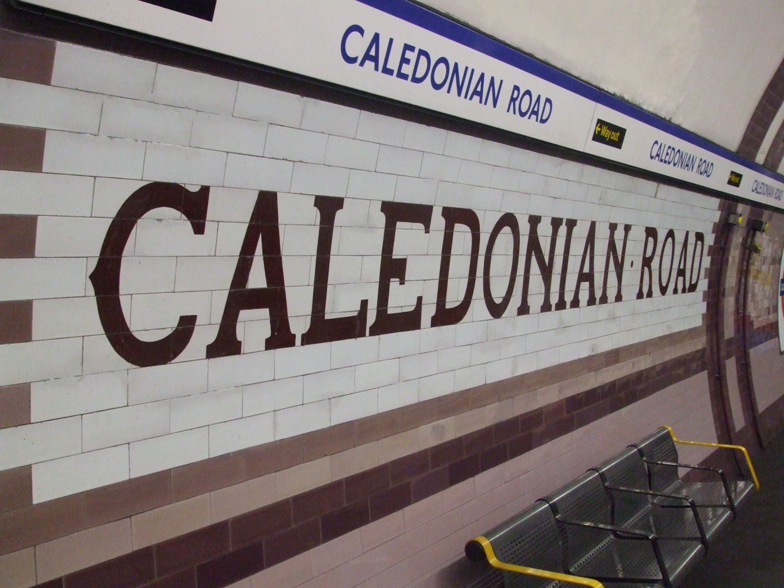 Caledonian_Road_stn_tiling