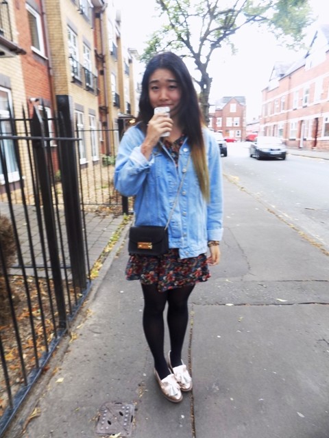 Chelsea adds cute details to her outfit such as the floral dress and metallic shoes.