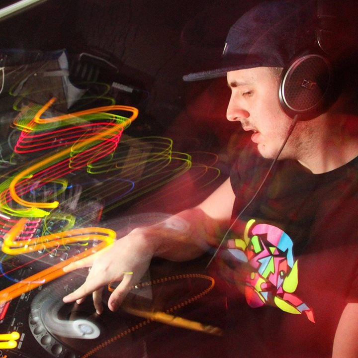 Hyphen droppin a wavy beat
