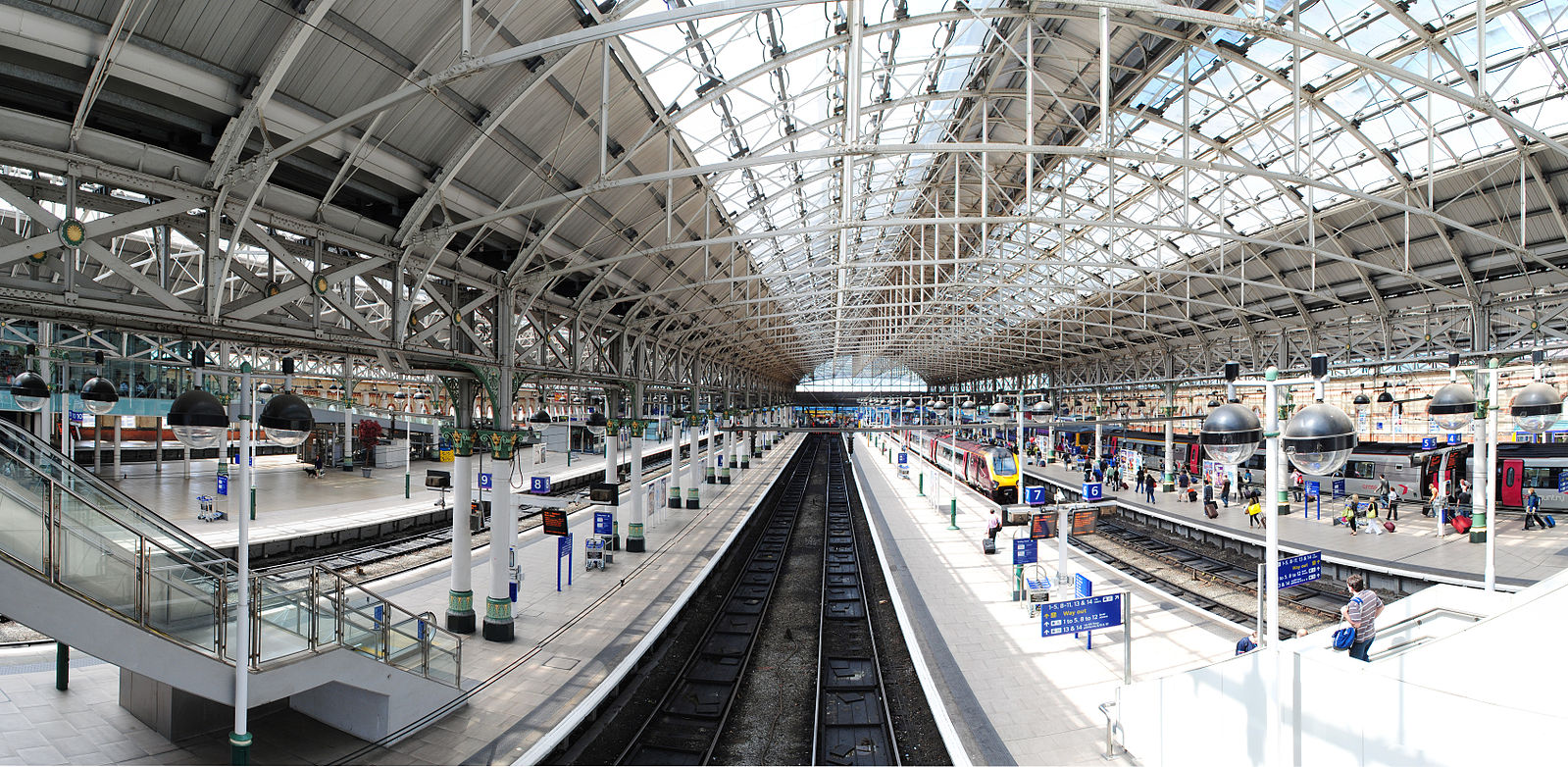 Manchester_Picadilly_Station_Panorama-2