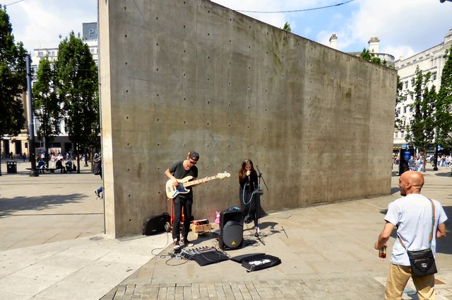 piccadilly-gardens-wall