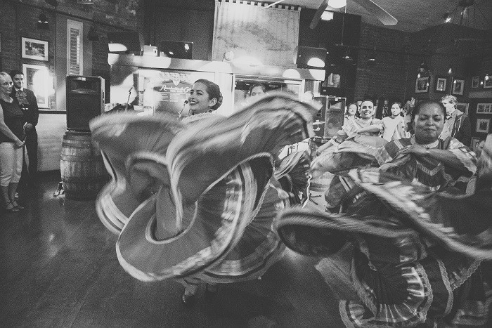 salsa-dancers