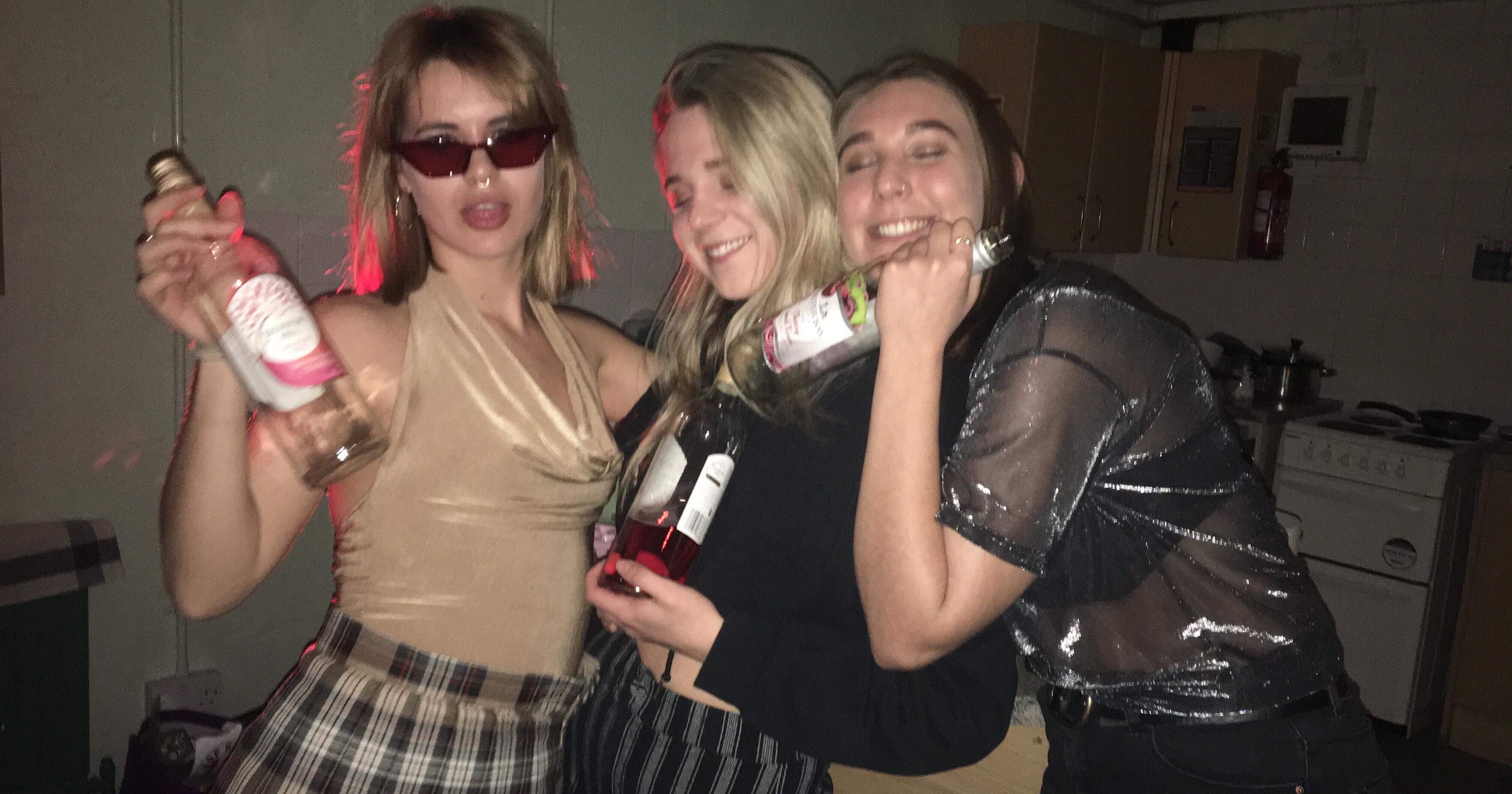 Meet the 2 for £5 wine girl: The tactical drinker every night out ...