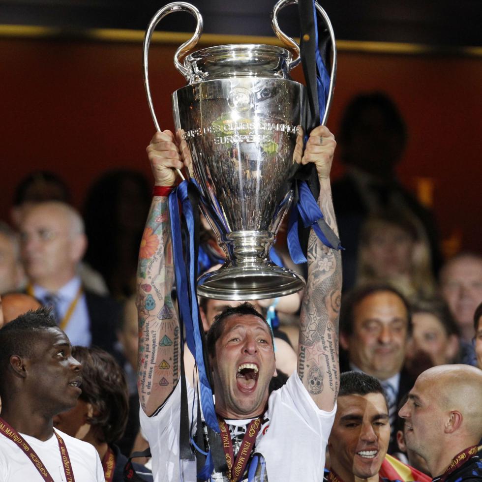 materazzi-solleva-la-coppa-dei-campioni-champions-league-2010_15184204_980x980