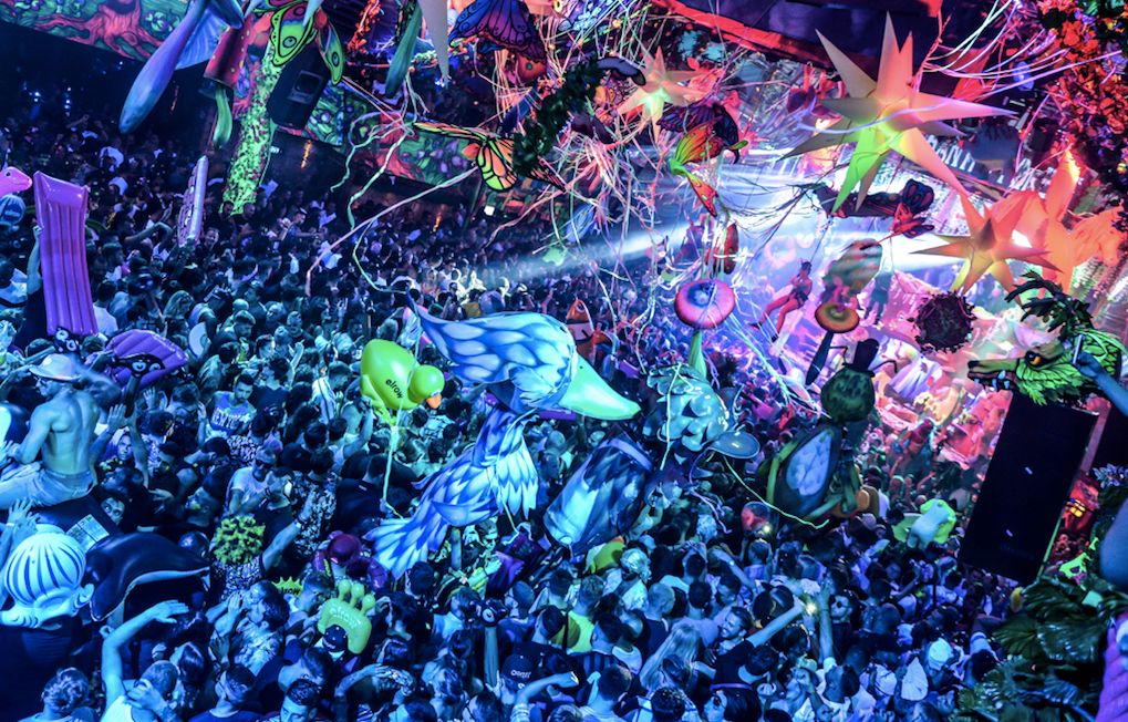 Image may contain: Paper, Confetti, Person, Human, Crowd