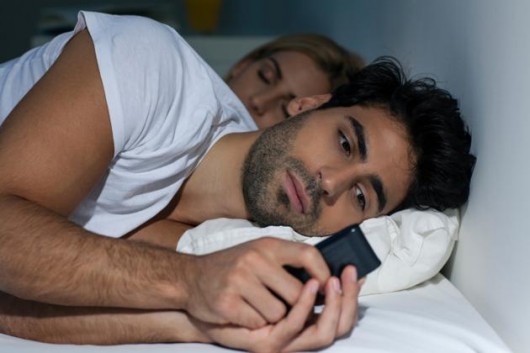 man-cheating-sexting-main