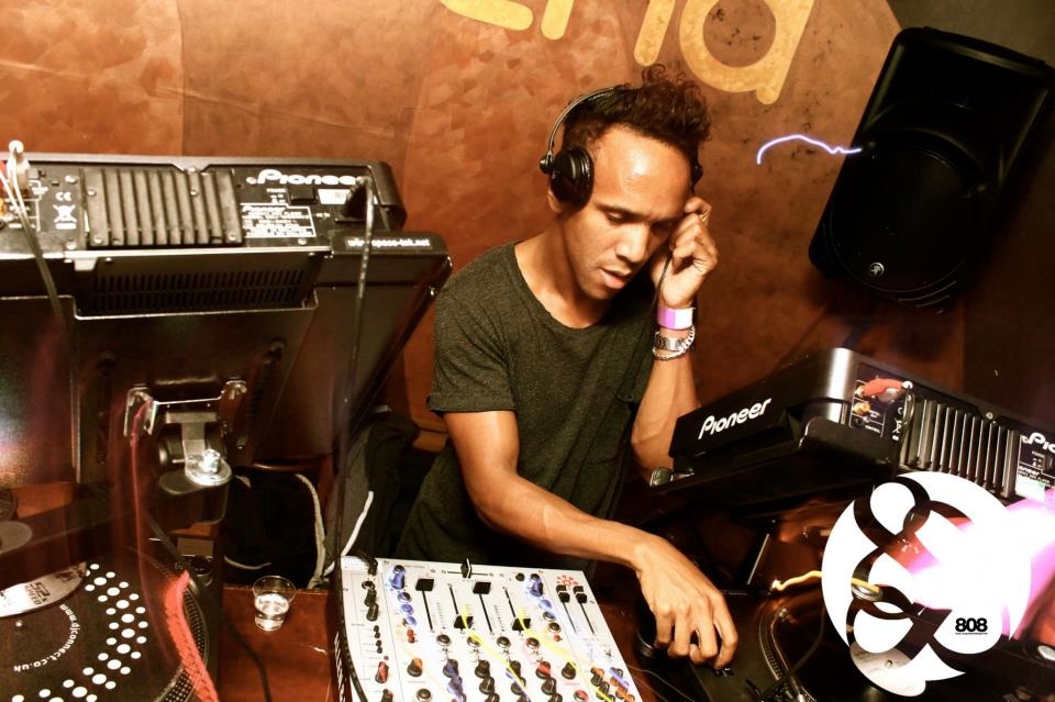 dj - dyed soundorom