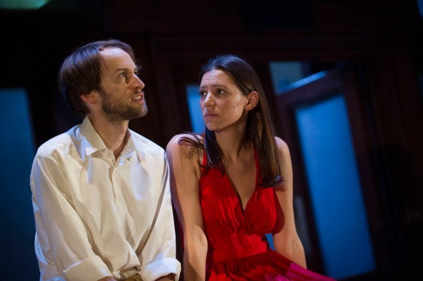 Mark Arends as Winston, Hara Yannas as Julia