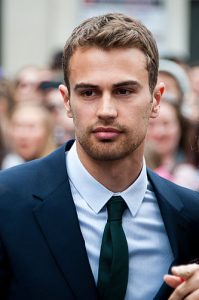 theo_james_divergent_premiere