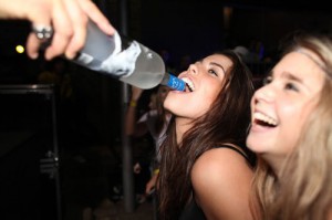 alcohol-drinking-fun-girls-hair-party-Favim.com-100408_large
