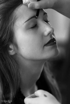 The makeup artist aimed for an Italian look, combined with a 1950s influence: big lips, heavy eyes and eyebrows