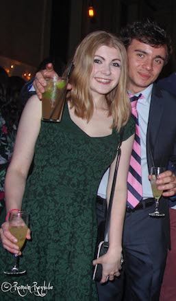 The green dress very nicely complements this guest's hair