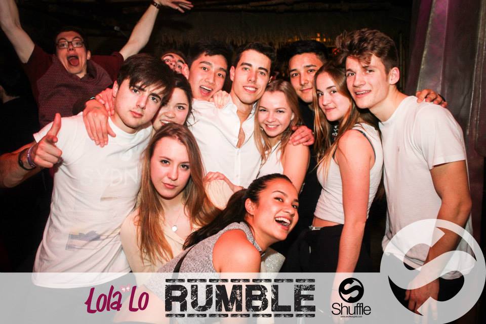 No mates photobomb