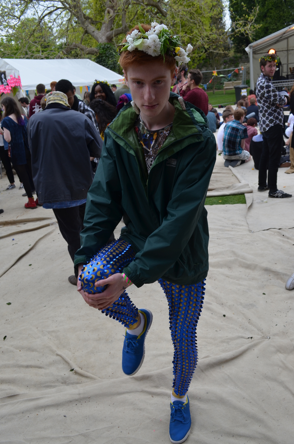 I will pay anyone who can explain this outfit to me
