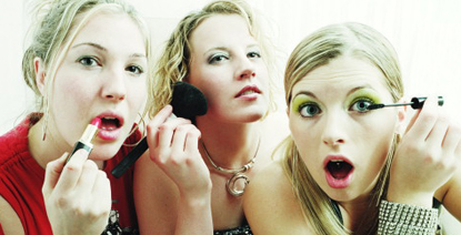 girls_putting_on_makeup