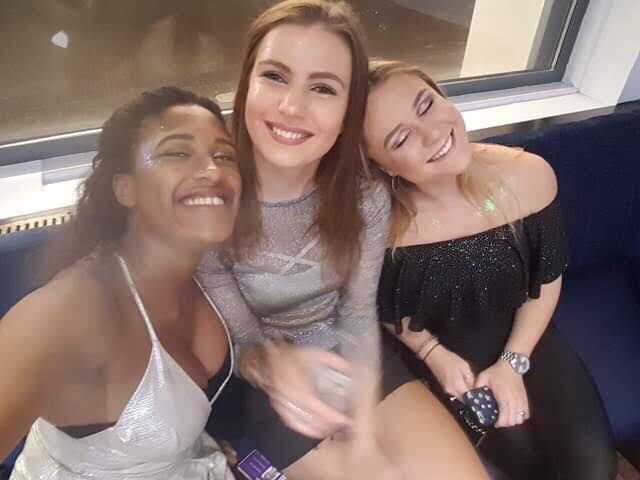 Image may contain: People, Girl, Selfie, Dating, Woman, Photo, Portrait, Photography, Female, Smile, Clothing, Apparel, Person, Face, Human