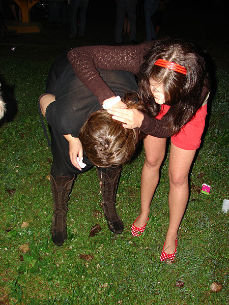 450px-Drunk_woman_vomits