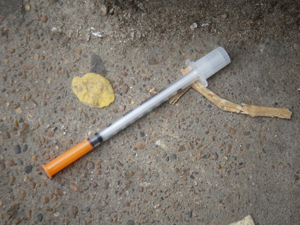 Heroin_needle_in_the_gutter