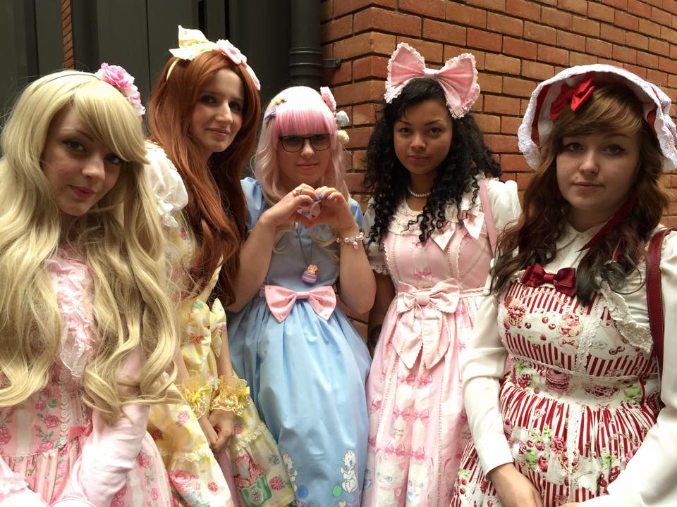 Lolita community 'Pretty Petticoats' looking pretty in public