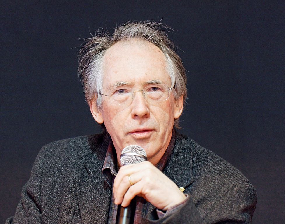 977px-salon_du_livre_de_paris_2011_-_ian_mcewan_-_003