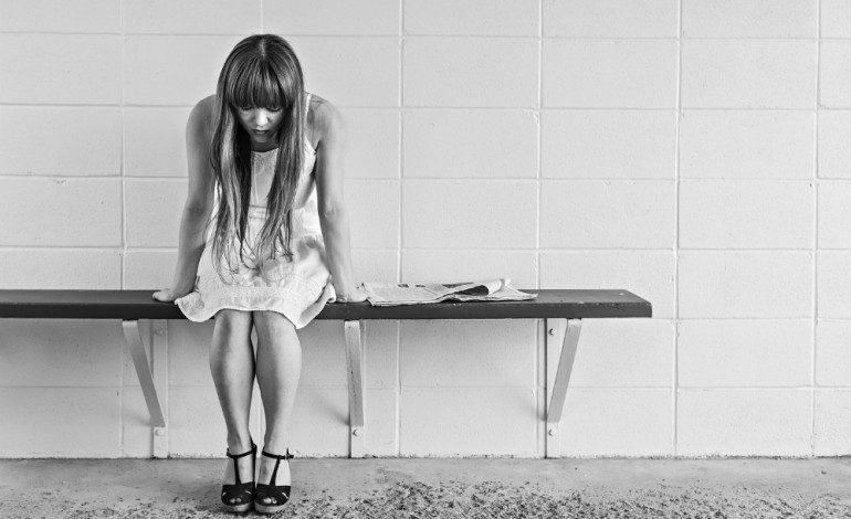 sitting-girl-sad-pixabay-413690_1920aa-770x470