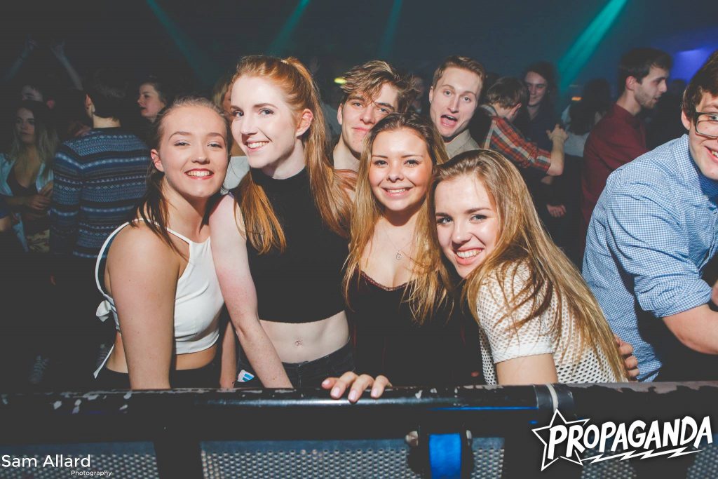 classic-photobombers