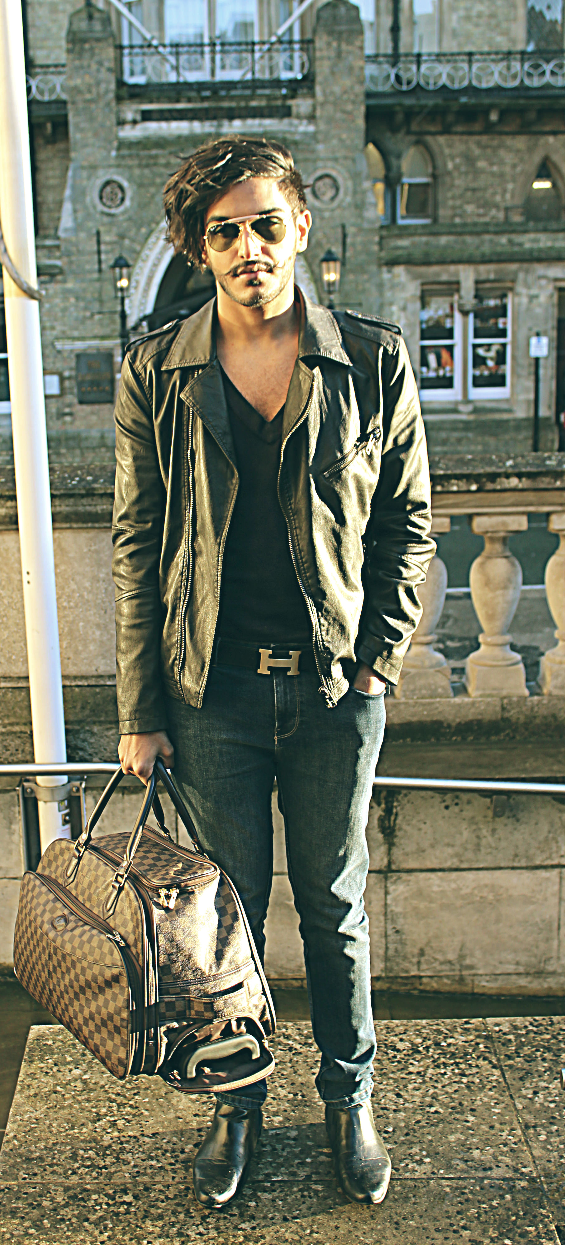 Jacket- Zara / Top- Zara/ Belt- Hermés / Jeans- River Island / Bag- Louis Vuitton